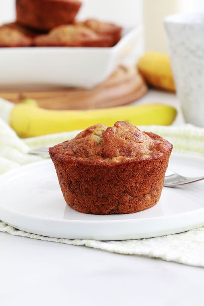 Délicieux muffins à la banane, très moelleux. Sur la base du banana bread classique. Recette facile, rapide et anti-gaspillage (utilise des bananes très mûres). Et pas besoin de batteur électrique!