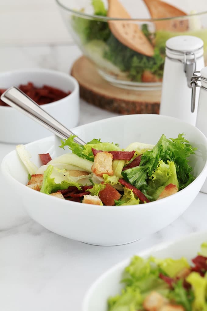 Salade frisée (ou chicorée frisée) toute simple avec des croûtons et des lardons fumés de dinde. C’est ma salade verte préférée, croquante avec parfois un petit goût amer. Je vous donne quelques idées pour varier votre salade.