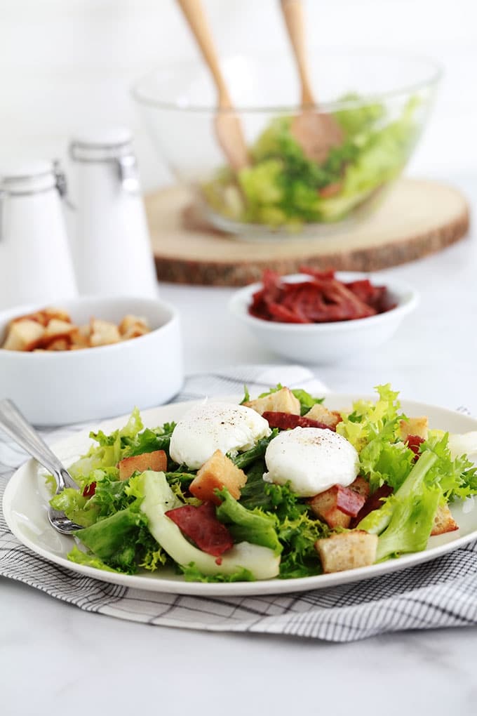 Salade frisée aux oeufs pochés, croûtons croustillants et lardons fumés de dinde. Recette simple et délicieuse. Peut servir de plat principal rapide et léger.