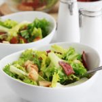 Salade frisée (ou chicorée frisée) toute simple avec des croûtons et des lardons fumés de dinde. C’est ma salade verte préférée, croquante avec parfois un petit goût amer. Je vous donne quelques idées pour varier votre salade.