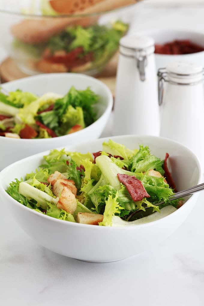 Salade frisée (ou chicorée frisée) toute simple avec des croûtons et des lardons fumés de dinde. C’est ma salade verte préférée, croquante avec parfois un petit goût amer. Je vous donne quelques idées pour varier votre salade.