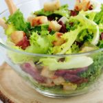 Salade frisée (ou chicorée frisée) toute simple avec des croûtons et des lardons fumés de dinde. C’est ma salade verte préférée, croquante avec parfois un petit goût amer. Je vous donne quelques idées pour varier votre salade.