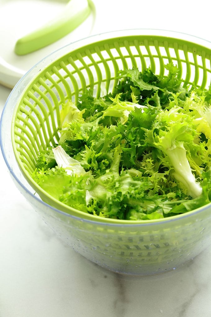 Salade frisée (ou chicorée frisée) toute simple avec des croûtons et des lardons fumés de dinde. C’est ma salade verte préférée, croquante avec parfois un petit goût amer. Je vous donne quelques idées pour varier votre salade.