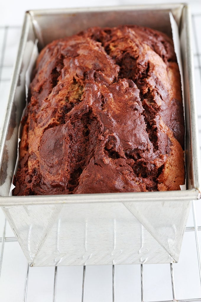 Le banana bread marbré au chocolat pour utiliser vos bananes trop mûres. Recette très simple, vous n’avez même pas besoin de batteur électrique. Délicieux pour le goûter, petit déjeuner et même en dessert.