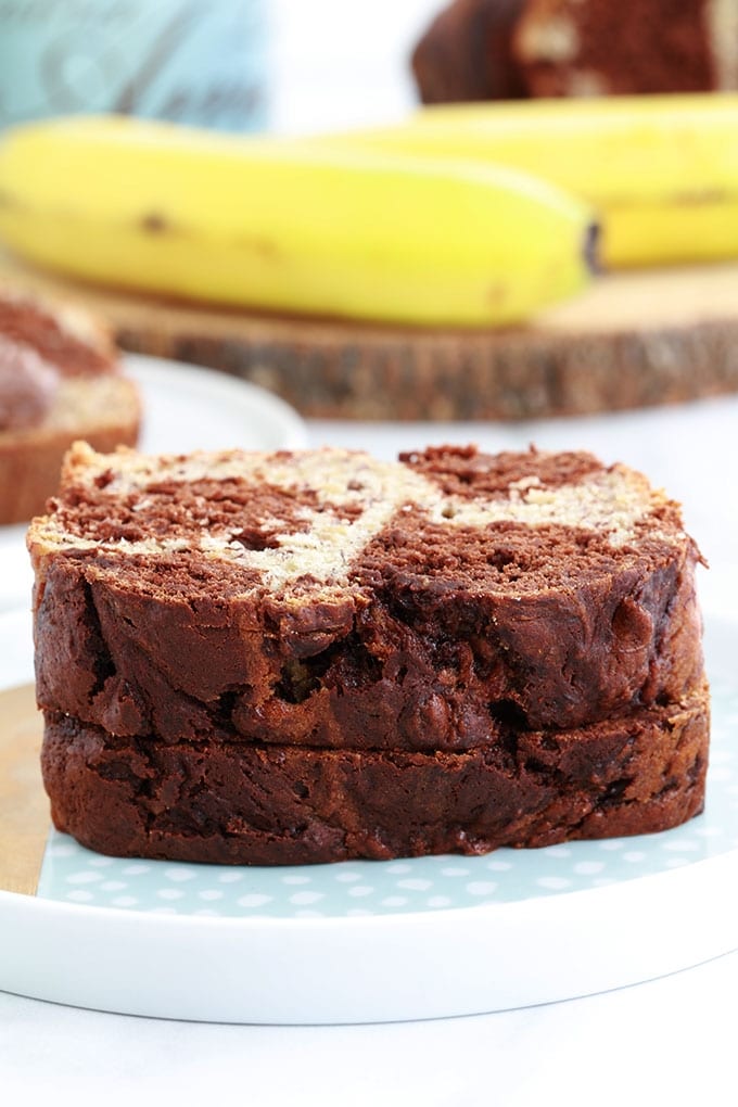 Le banana bread marbré au chocolat pour utiliser vos bananes trop mûres. Recette très simple, vous n’avez même pas besoin de batteur électrique. Délicieux pour le goûter, petit déjeuner et même en dessert.