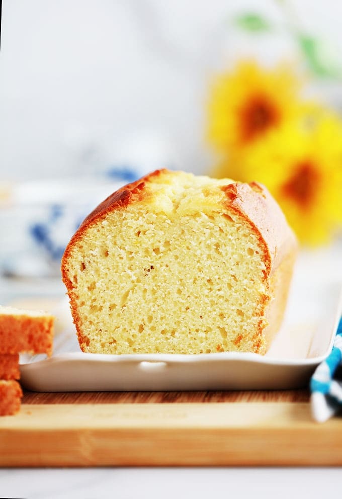 Le fameux gâteau au yaourt version cake. Très moelleux, sans beurre, facile à faire. Il se garde plusieurs jours à température ambiante. Ce cake est très moelleux. Parfait pour le goûter pour accompagner votre thé ou café.