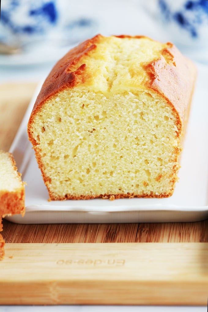 Le fameux gâteau au yaourt version cake. Très moelleux, sans beurre, facile à faire. Il se garde plusieurs jours à température ambiante. Ce cake est très moelleux. Parfait pour le goûter pour accompagner votre thé ou café.