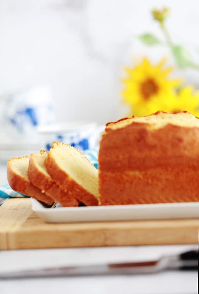 Le fameux gâteau au yaourt version cake. Très moelleux, sans beurre, facile à faire. Il se garde plusieurs jours à température ambiante. Ce cake est très moelleux. Parfait pour le goûter pour accompagner votre thé ou café.