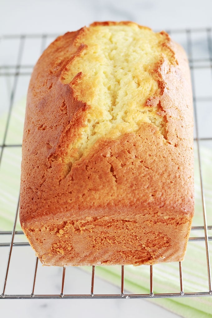 Le fameux gâteau au yaourt version cake. Très moelleux, sans beurre, facile à faire. Il se garde plusieurs jours à température ambiante. Ce cake est très moelleux. Parfait pour le goûter pour accompagner votre thé ou café.