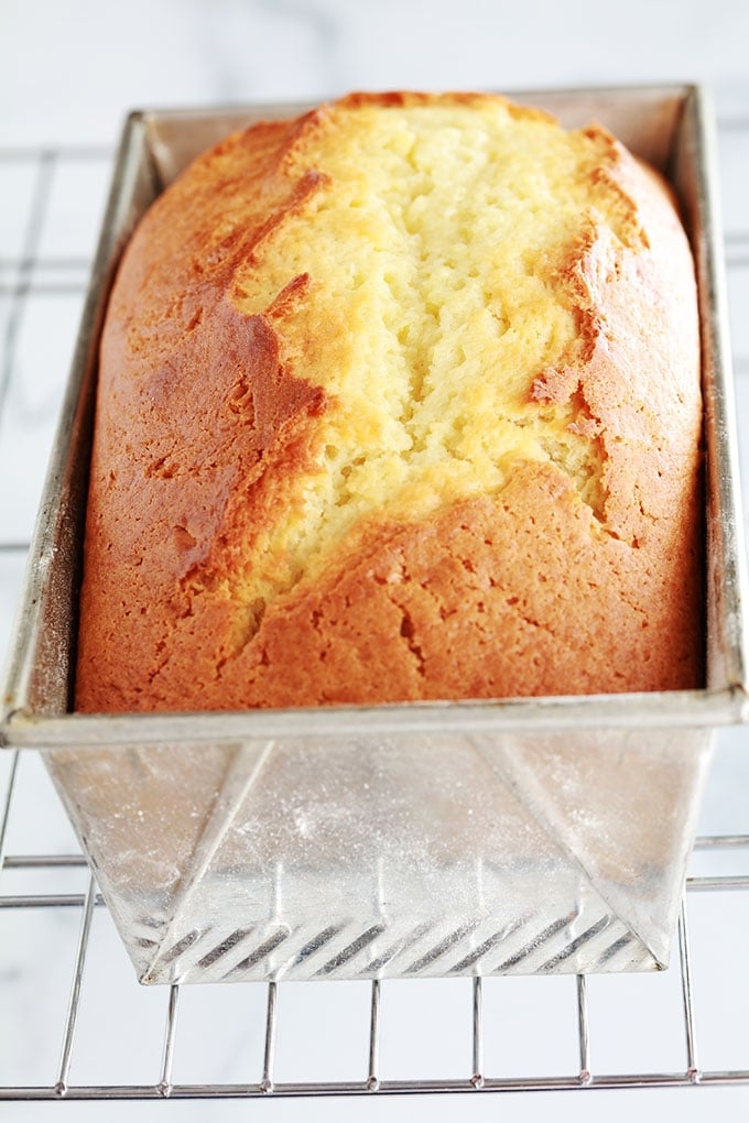 Le fameux gâteau au yaourt version cake. Très moelleux, sans beurre, facile à faire. Il se garde plusieurs jours à température ambiante. Ce cake est très moelleux. Parfait pour le goûter pour accompagner votre thé ou café.