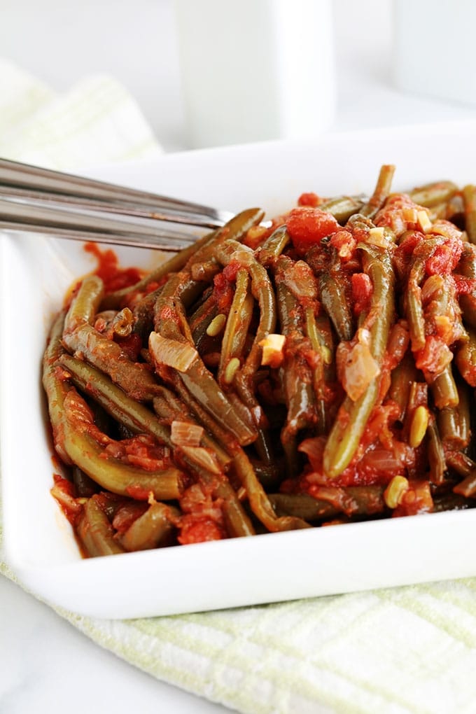 Ces haricots verts mijotés dans une sauce tomate sont très simples à faire et surtout savoureux. Haricots verts (frais, congelés ou en conserve), huile d’olive, oignon, ail, tomates et épices. Pour accompagner des viandes ou en plat végétarien avec du riz / boulgour ou simplement du pain.