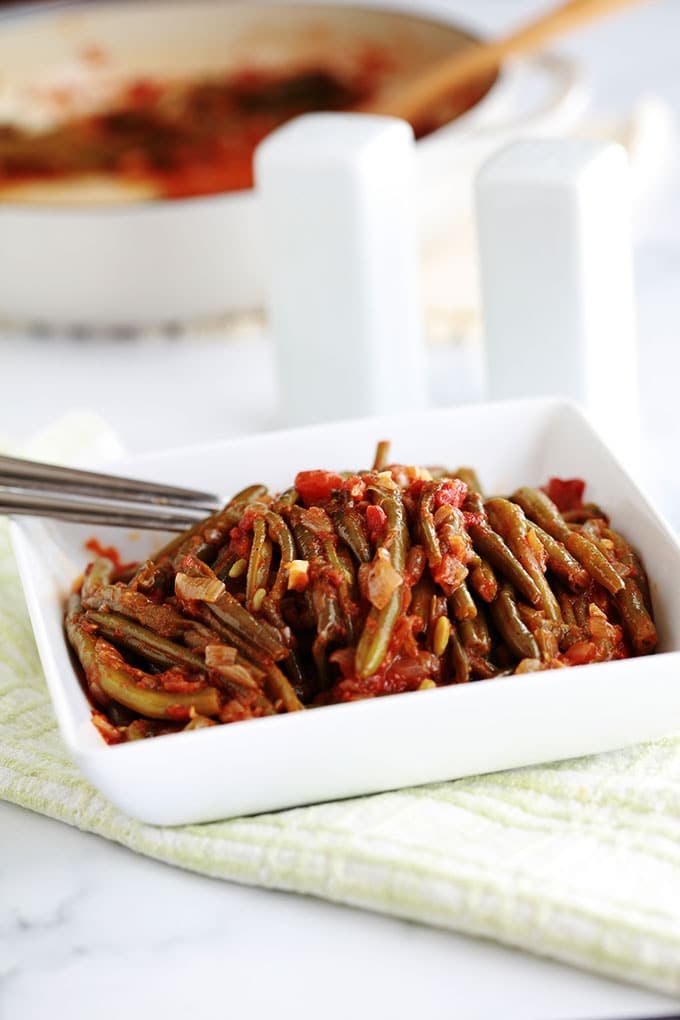 Ces haricots verts mijotés dans une sauce tomate sont très simples à faire et surtout savoureux. Haricots verts (frais, congelés ou en conserve), huile d’olive, oignon, ail, tomates et épices. Pour accompagner des viandes ou en plat végétarien avec du riz / boulgour ou simplement du pain.