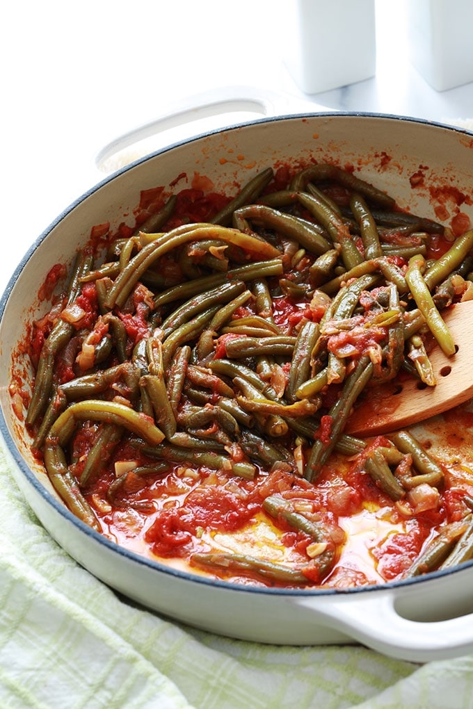 Ces haricots verts mijotés dans une sauce tomate sont très simples à faire et surtout savoureux. Haricots verts (frais, congelés ou en conserve), huile d’olive, oignon, ail, tomates et épices. Pour accompagner des viandes ou en plat végétarien avec du riz / boulgour ou simplement du pain.