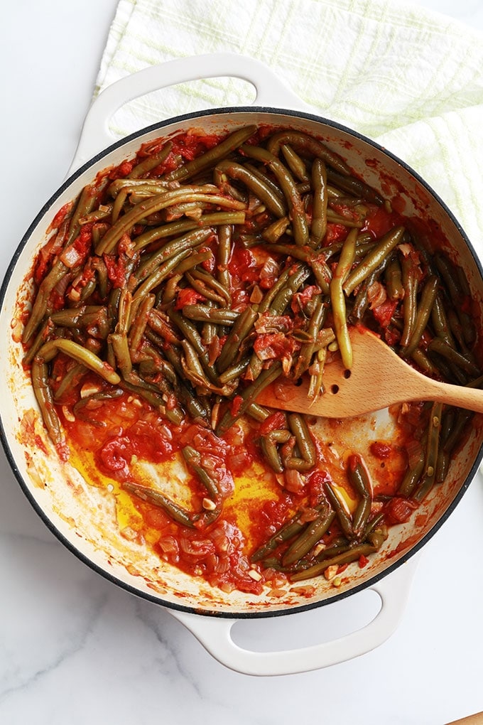 Ces haricots verts mijotés dans une sauce tomate sont très simples à faire et surtout savoureux. Haricots verts (frais, congelés ou en conserve), huile d’olive, oignon, ail, tomates et épices. Pour accompagner des viandes ou en plat végétarien avec du riz / boulgour ou simplement du pain.