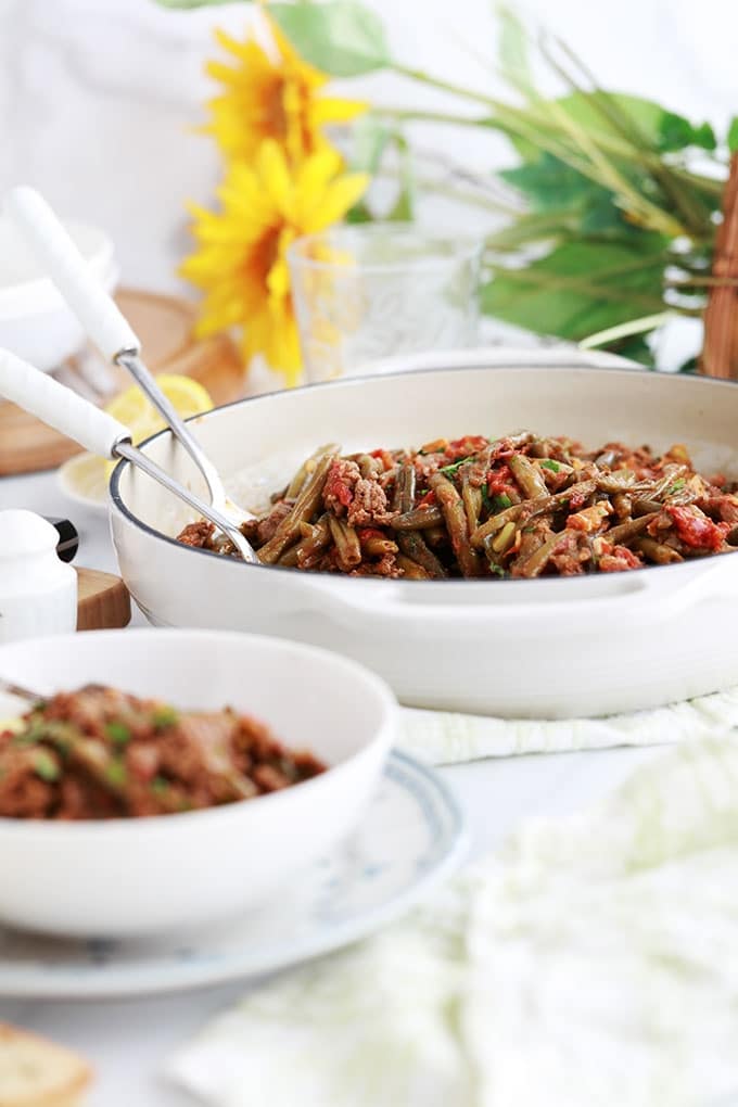 Délicieux haricots verts et viande hachée mijotés dans une sauce tomate épicée. Cette recette libanaise est très simple à faire. A base de haricots verts frais en saison ou des haricots verts surgelés ou en conserve. Et des tomates fraîches ou en boîte.