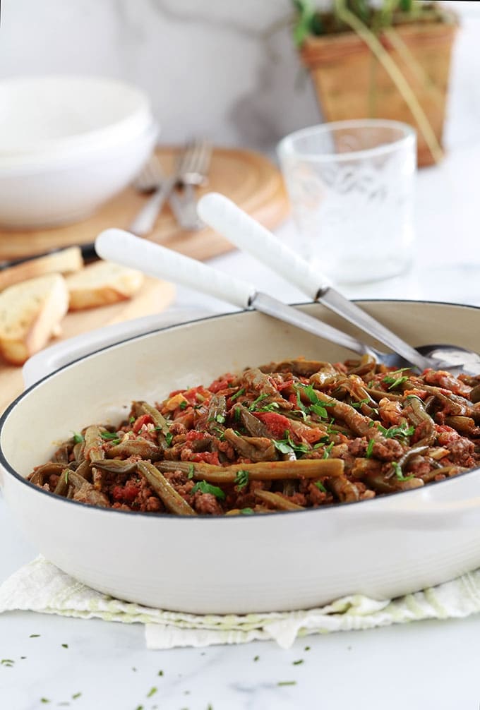 Délicieux haricots verts et viande hachée mijotés dans une sauce tomate épicée. Cette recette libanaise est très simple à faire. A base de haricots verts frais en saison ou des haricots verts surgelés ou en conserve. Et des tomates fraîches ou en boîte.