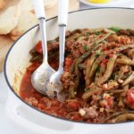 Délicieux haricots verts et viande hachée mijotés dans une sauce tomate épicée. Cette recette libanaise est très simple à faire. A base de haricots verts frais en saison ou des haricots verts surgelés ou en conserve. Et des tomates fraîches ou en boîte.