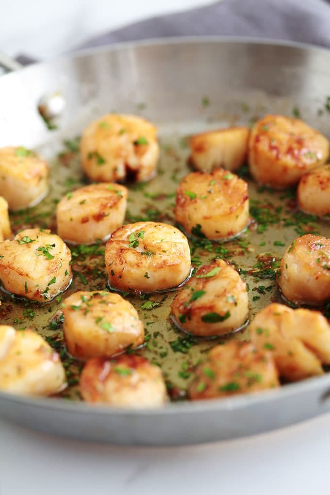 Les noix de Saint jacques à l’ail et persil sont un pur régal. Recette très rapide, 10 minutes. En entrée ou en plat principal avec des pâtes, pommes de terre, riz, ...