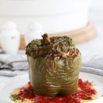 Ces poivrons verts farcis sont un plat complet très simple à faire. Farce à base de riz et de viande hachée. Ils sont cuits au four sur un lit de sauce tomate. Une recette anti-gaspillage qui vous permet d’utiliser un reste de riz cuit et éventuellement des restes de légumes.