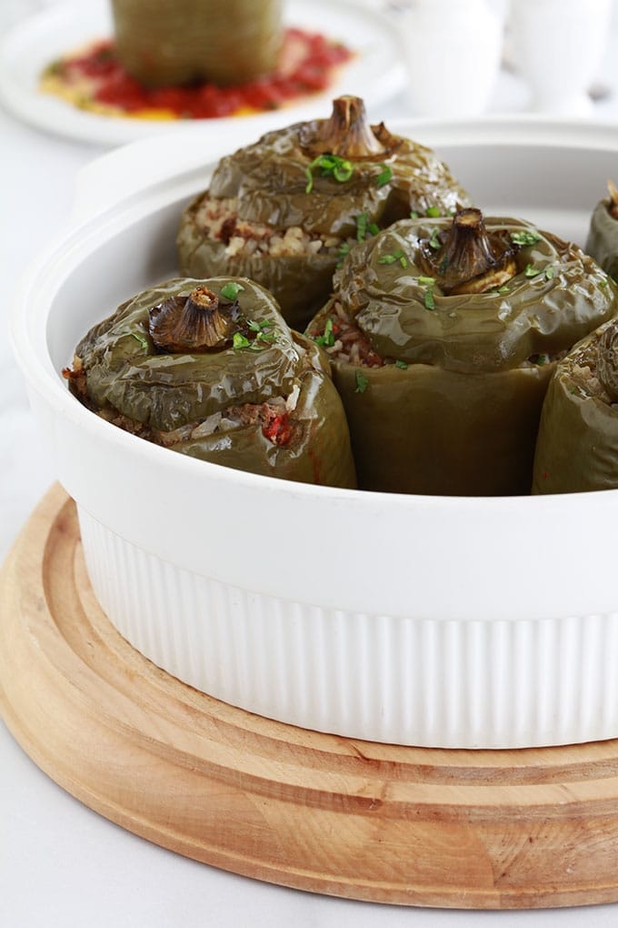 Ces poivrons verts farcis sont un plat complet très simple à faire. Farce à base de riz et de viande hachée. Ils sont cuits au four sur un lit de sauce tomate. Une recette anti-gaspillage qui vous permet d’utiliser un reste de riz cuit et éventuellement des restes de légumes.