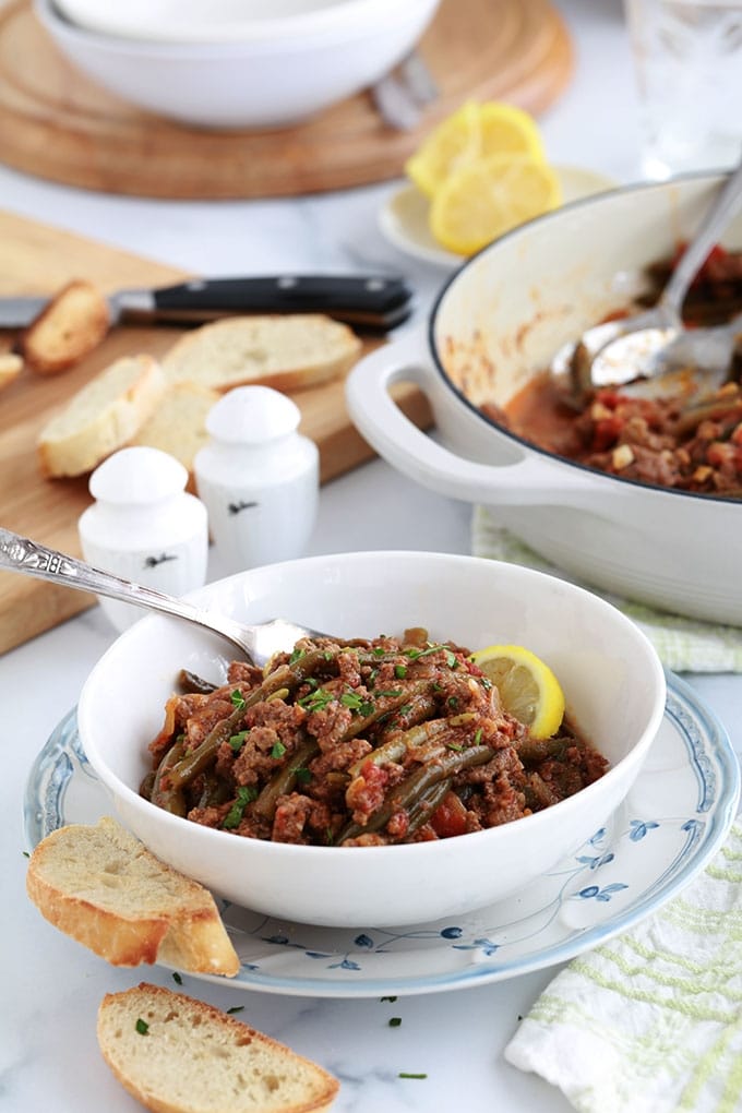 Délicieux haricots verts et viande hachée mijotés dans une sauce tomate épicée. Cette recette libanaise est très simple à faire. A base de haricots verts frais en saison ou des haricots verts surgelés ou en conserve. Et des tomates fraîches ou en boîte.