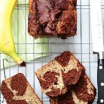 Le banana bread marbré au chocolat pour utiliser vos bananes trop mûres. Recette très simple, vous n’avez même pas besoin de batteur électrique. Délicieux pour le goûter, petit déjeuner et même en dessert.