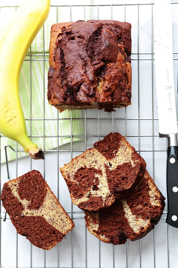 Le banana bread marbré au chocolat pour utiliser vos bananes trop mûres. Recette très simple, vous n’avez même pas besoin de batteur électrique. Délicieux pour le goûter, petit déjeuner et même en dessert.