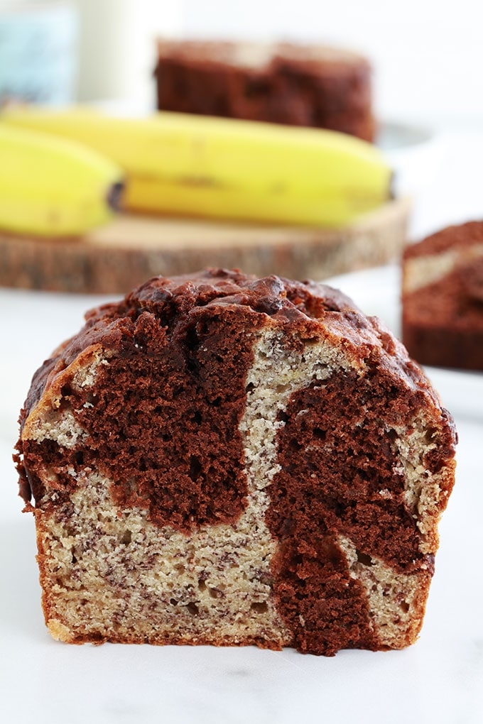 Le banana bread marbré au chocolat pour utiliser vos bananes trop mûres. Recette très simple, vous n’avez même pas besoin de batteur électrique. Délicieux pour le goûter, petit déjeuner et même en dessert.