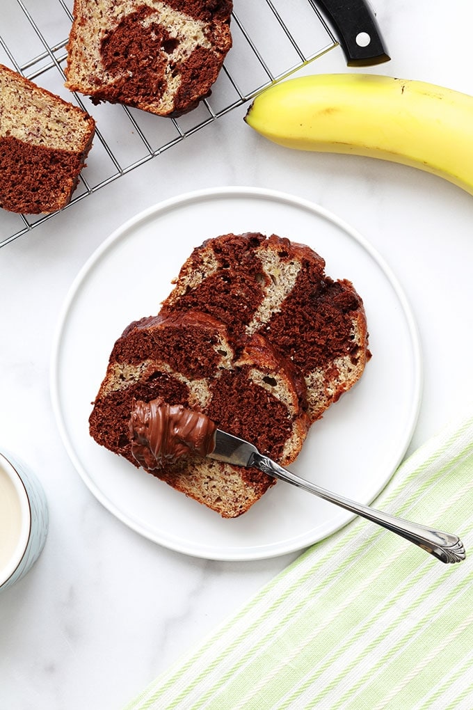 Le banana bread marbré au chocolat pour utiliser vos bananes trop mûres. Recette très simple, vous n’avez même pas besoin de batteur électrique. Délicieux pour le goûter, petit déjeuner et même en dessert.