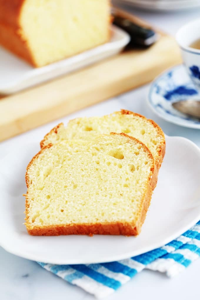 Le fameux gâteau au yaourt version cake. Très moelleux, sans beurre, facile à faire. Il se garde plusieurs jours à température ambiante. Ce cake est très moelleux. Parfait pour le goûter pour accompagner votre thé ou café.