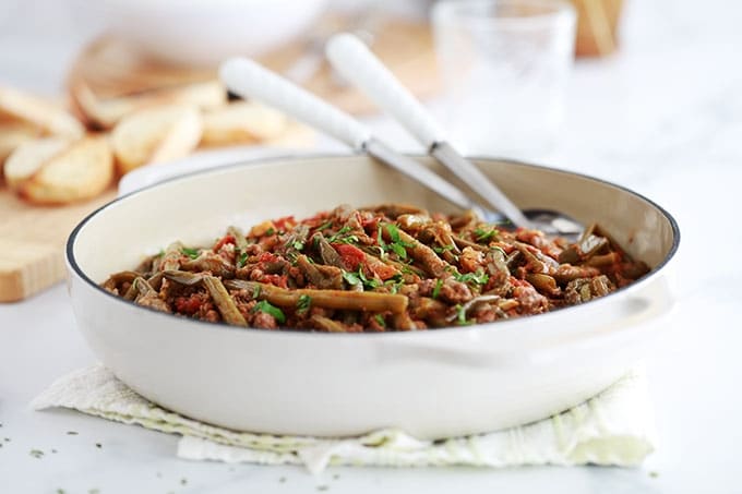 Délicieux haricots verts et viande hachée mijotés dans une sauce tomate épicée. Cette recette libanaise est très simple à faire. A base de haricots verts frais en saison ou des haricots verts surgelés ou en conserve. Et des tomates fraîches ou en boîte.