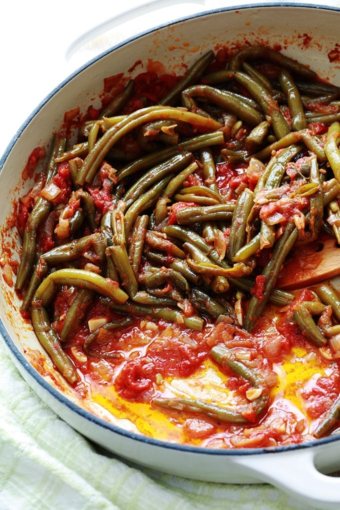 Ces haricots verts mijotés dans une sauce tomate sont très simples à faire et surtout savoureux. Haricots verts (frais, congelés ou en conserve), huile d’olive, oignon, ail, tomates et épices. Pour accompagner des viandes ou en plat végétarien avec du riz / boulgour ou simplement du pain.