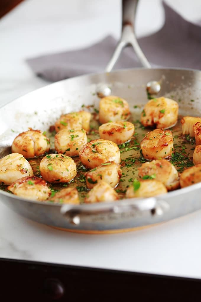 Les noix de Saint jacques à l’ail et persil sont un pur régal. Recette très rapide, 10 minutes. En entrée ou en plat principal avec des pâtes, pommes de terre, riz, ...