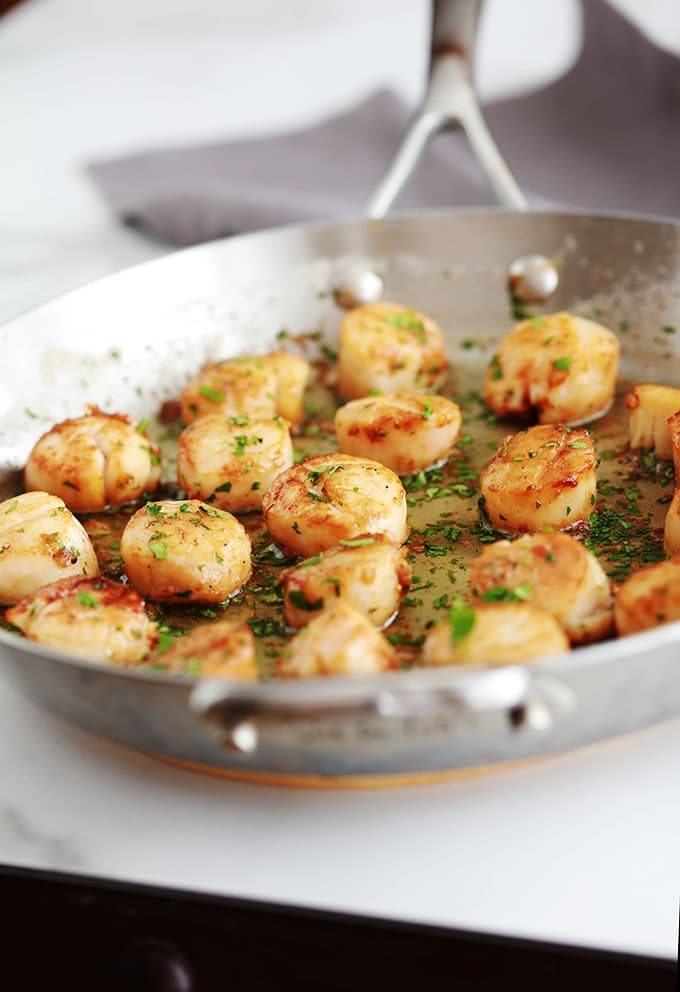 Les noix de Saint jacques à l’ail et persil sont un pur régal. Recette très rapide, 10 minutes. En entrée ou en plat principal avec des pâtes, pommes de terre, riz, ...