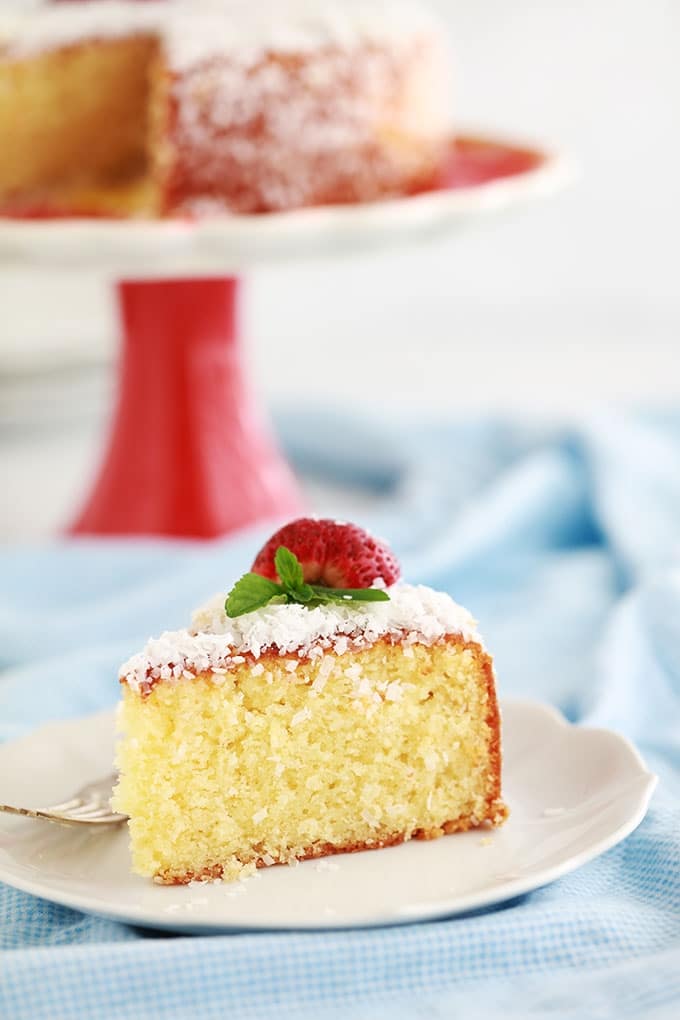 Recette du gâteau à la noix de coco et yaourt, très moelleux. Simple, parfumé et économique. Sur la base du fameux gâteau au yaourt. Pas besoin de balance, le pot de yaourt sert de mesure.