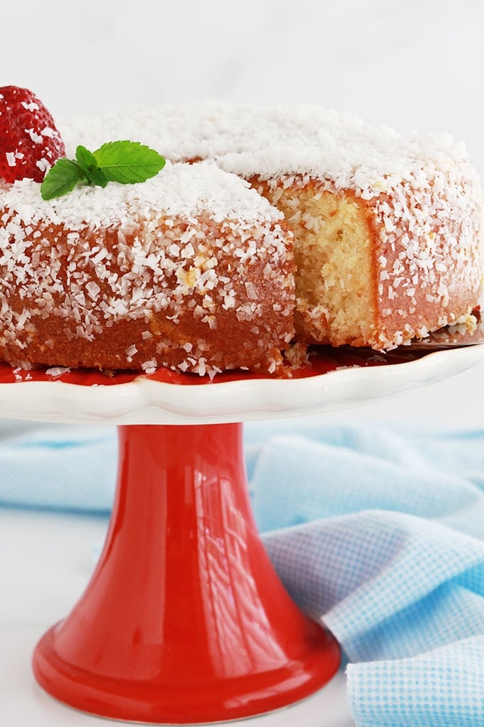 Recette du gâteau à la noix de coco et yaourt, très moelleux. Simple, parfumé et économique. Sur la base du fameux gâteau au yaourt. Pas besoin de balance, le pot de yaourt sert de mesure.