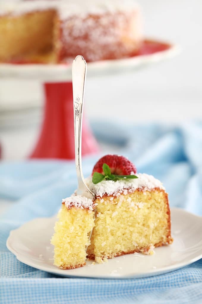 Recette du gâteau à la noix de coco et yaourt, très moelleux. Simple, parfumé et économique. Sur la base du fameux gâteau au yaourt. Pas besoin de balance, le pot de yaourt sert de mesure.