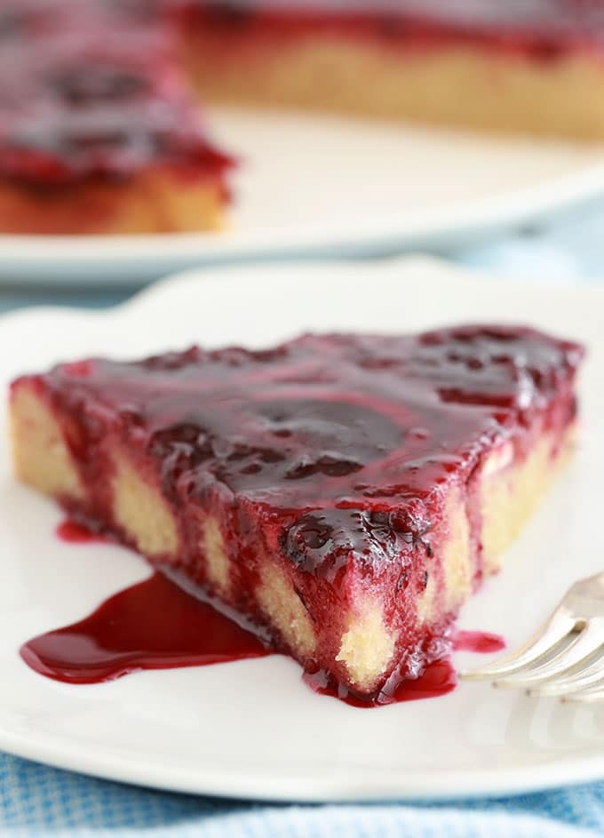 Gâteau renversé à l’orange sanguine, imbibé d’un délicieux sirop de jus d’orange. Moelleux, parfumé et fondant à la bouche. Oeufs, sucre, beurre, yaourt, farine, amandes en poudre et oranges sanguines (ou une autre variété d’orange).