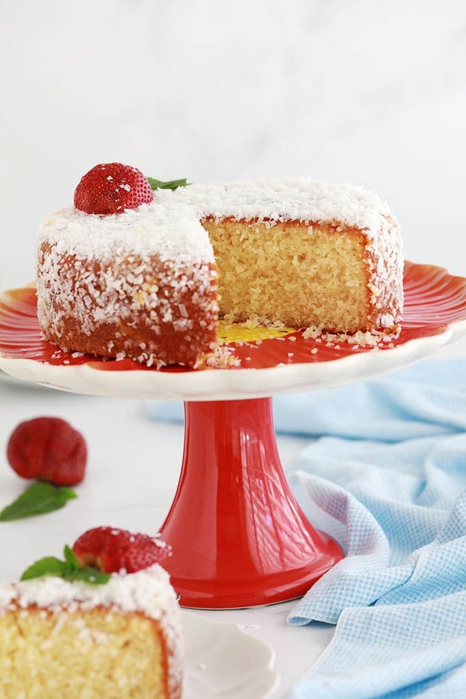 Recette du gâteau à la noix de coco et yaourt, très moelleux. Simple, parfumé et économique. Sur la base du fameux gâteau au yaourt. Pas besoin de balance, le pot de yaourt sert de mesure.