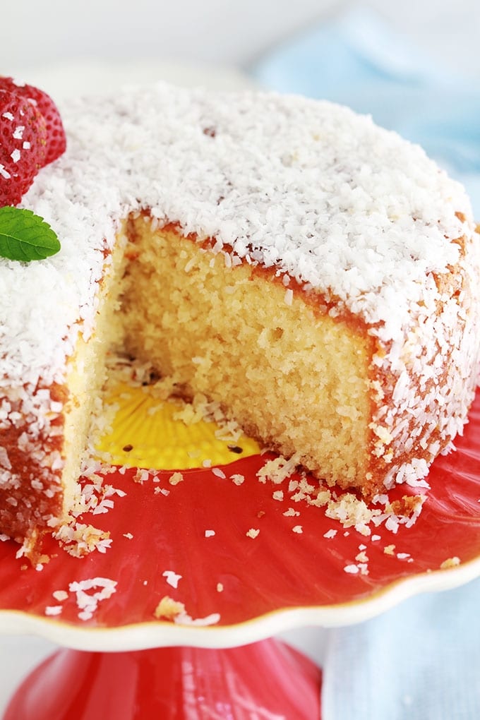 Recette du gâteau à la noix de coco et yaourt, très moelleux. Simple, parfumé et économique. Sur la base du fameux gâteau au yaourt. Pas besoin de balance, le pot de yaourt sert de mesure.