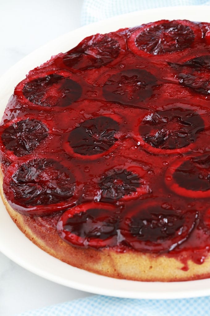 Gâteau renversé à l’orange sanguine, imbibé d’un délicieux sirop de jus d’orange. Moelleux, parfumé et fondant à la bouche. Oeufs, sucre, beurre, yaourt, farine, amandes en poudre et oranges sanguines (ou une autre variété d’orange).