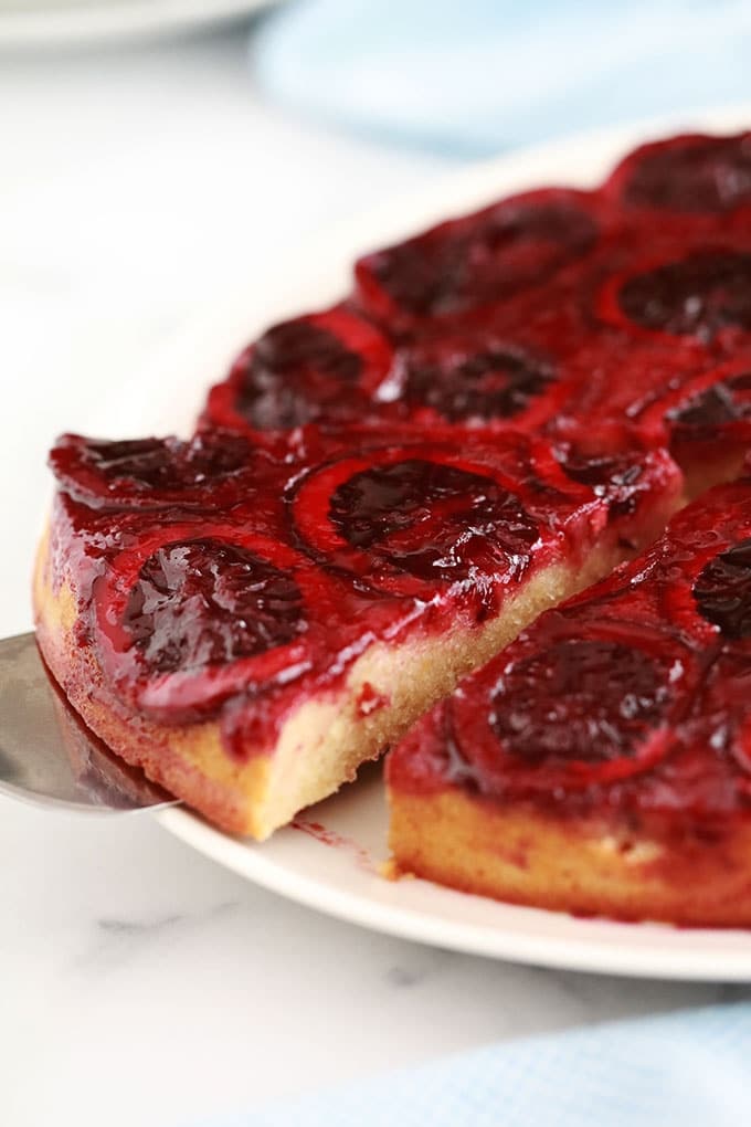 Gâteau renversé à l’orange sanguine, imbibé d’un délicieux sirop de jus d’orange. Moelleux, parfumé et fondant à la bouche. Oeufs, sucre, beurre, yaourt, farine, amandes en poudre et oranges sanguines (ou une autre variété d’orange).