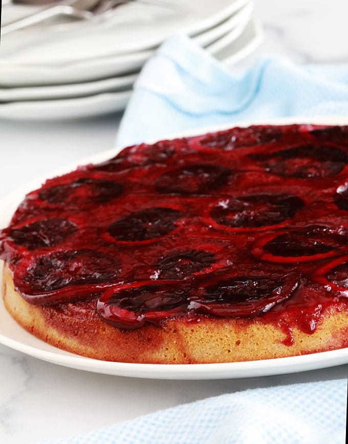 Gâteau renversé à l’orange sanguine, imbibé d’un délicieux sirop de jus d’orange. Moelleux, parfumé et fondant à la bouche. Oeufs, sucre, beurre, yaourt, farine, amandes en poudre et oranges sanguines (ou une autre variété d’orange).