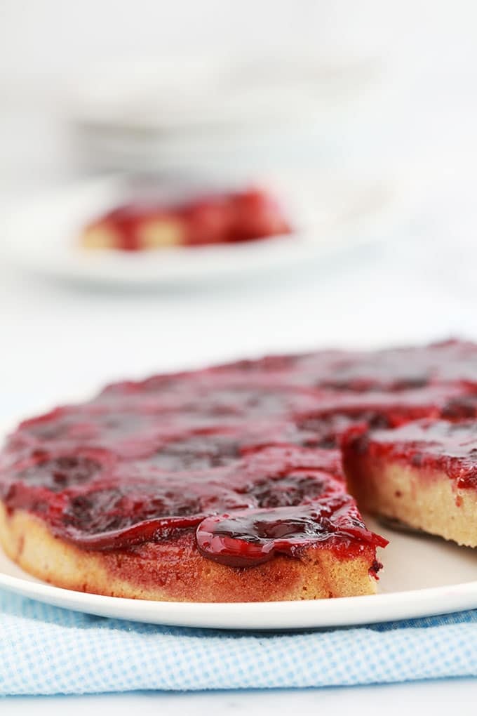 Gâteau renversé à l’orange sanguine, imbibé d’un délicieux sirop de jus d’orange. Moelleux, parfumé et fondant à la bouche. Oeufs, sucre, beurre, yaourt, farine, amandes en poudre et oranges sanguines (ou une autre variété d’orange).