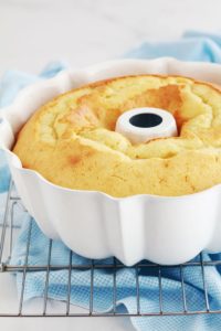 La recette du mouskoutchou (ou meskouta), simple, très moelleux avec une mie légère et aérée. Gâteau algérien économique et très facile à faire. Une base que vous pouvez décliner de mille et une façon.