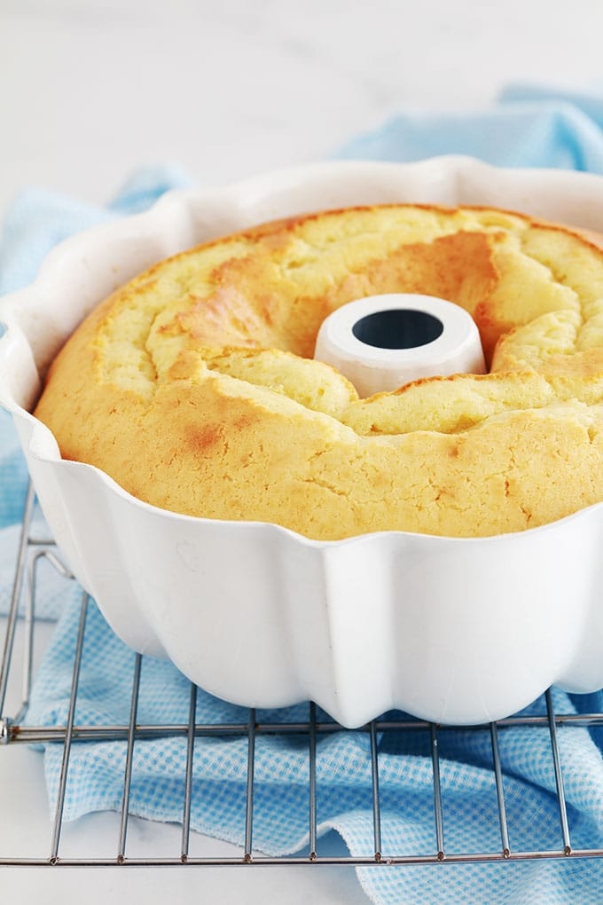 La recette du mouskoutchou (ou meskouta), simple, très moelleux avec une mie légère et aérée. Gâteau algérien économique et très facile à faire. Une base que vous pouvez décliner de mille et une façon.