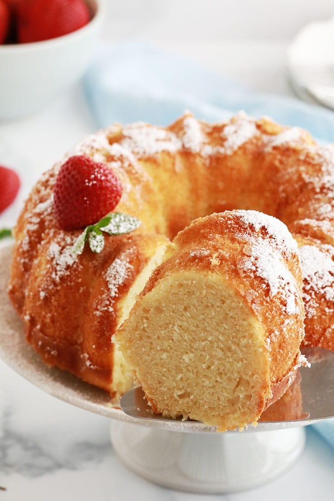 La recette du mouskoutchou (ou meskouta), simple, très moelleux avec une mie légère et aérée. Gâteau algérien économique et très facile à faire. Une base que vous pouvez décliner de mille et une façon.