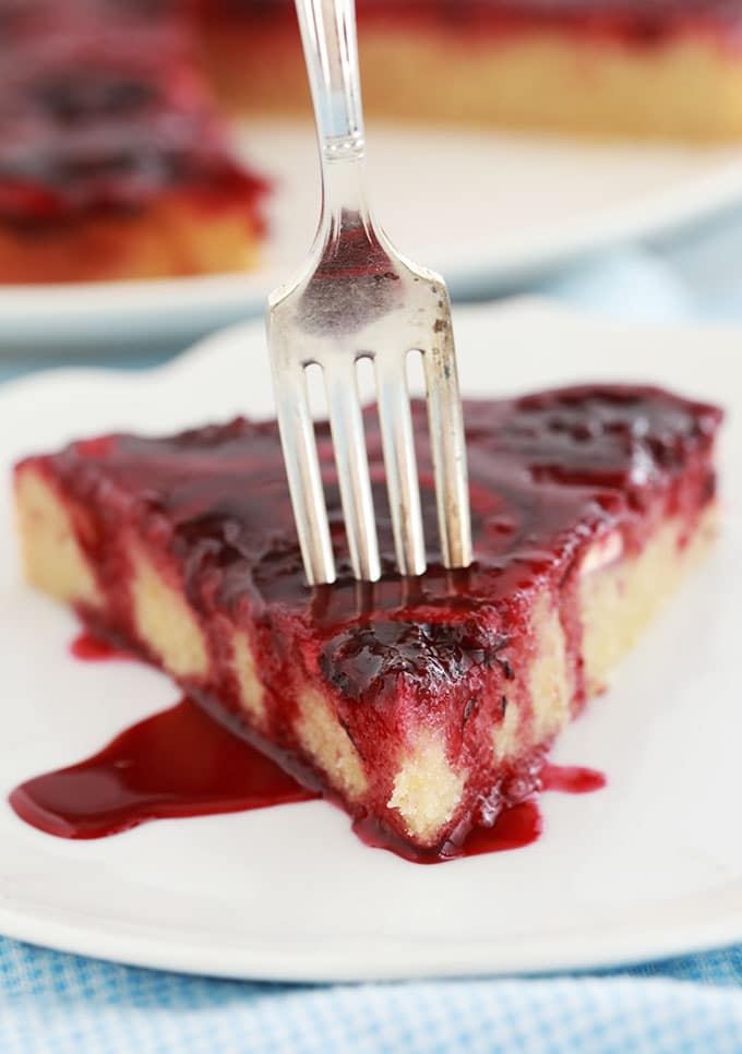 Gâteau renversé à l’orange sanguine, imbibé d’un délicieux sirop de jus d’orange. Moelleux, parfumé et fondant à la bouche. Oeufs, sucre, beurre, yaourt, farine, amandes en poudre et oranges sanguines (ou une autre variété d’orange).