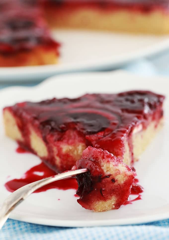 Gâteau renversé à l’orange sanguine, imbibé d’un délicieux sirop de jus d’orange. Moelleux, parfumé et fondant à la bouche. Oeufs, sucre, beurre, yaourt, farine, amandes en poudre et oranges sanguines (ou une autre variété d’orange).