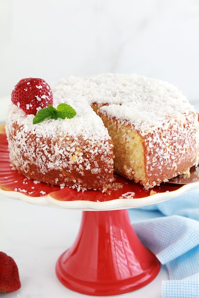 Recette du gâteau à la noix de coco et yaourt, très moelleux. Simple, parfumé et économique. Sur la base du fameux gâteau au yaourt. Pas besoin de balance, le pot de yaourt sert de mesure.